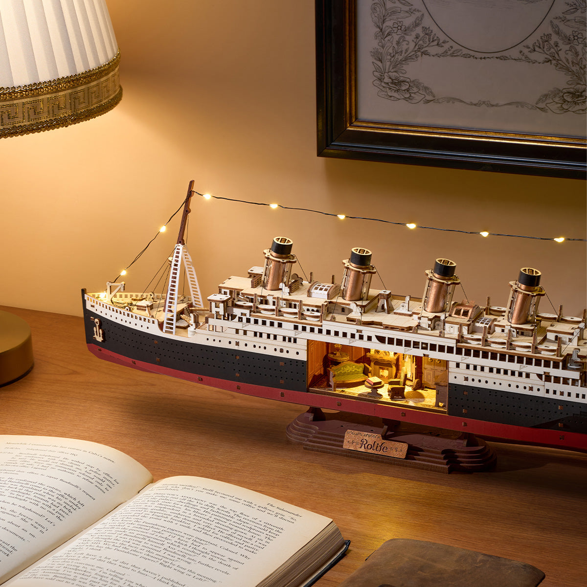 Maquette de navire Eternal Atlantic Voyager TGL02 de 1912 exposée sur un bureau avec un éclairage chaleureux