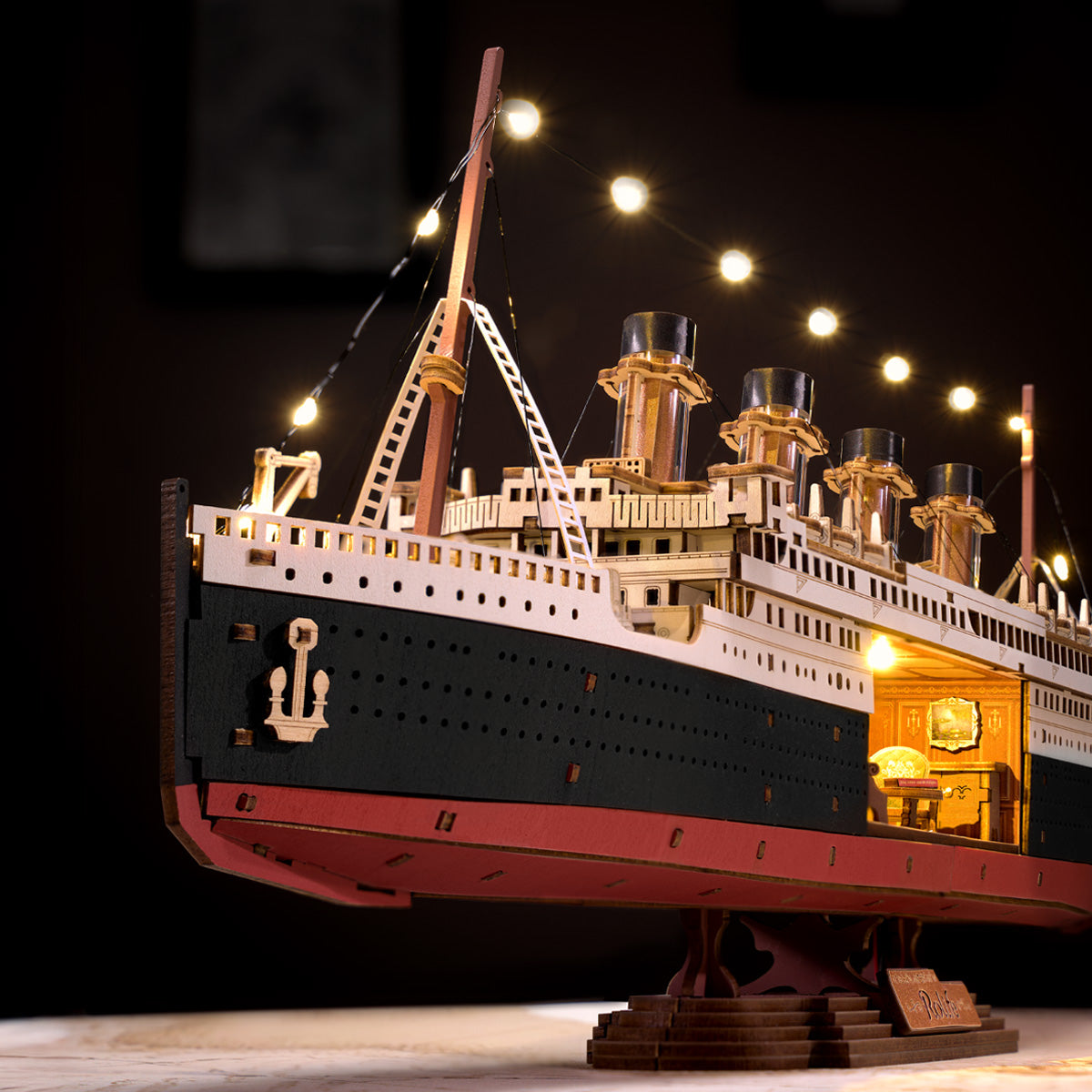 1912 Eternal Atlantic Voyager TGL02 gros plan de la proue, des entonnoirs et des détails du pont éclairé