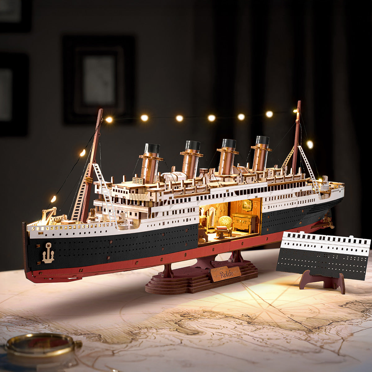 Modèle de navire Rolife 1912 Eternal Atlantic Voyager TGL02 dans une scène d'exposition de bureau chaleureux