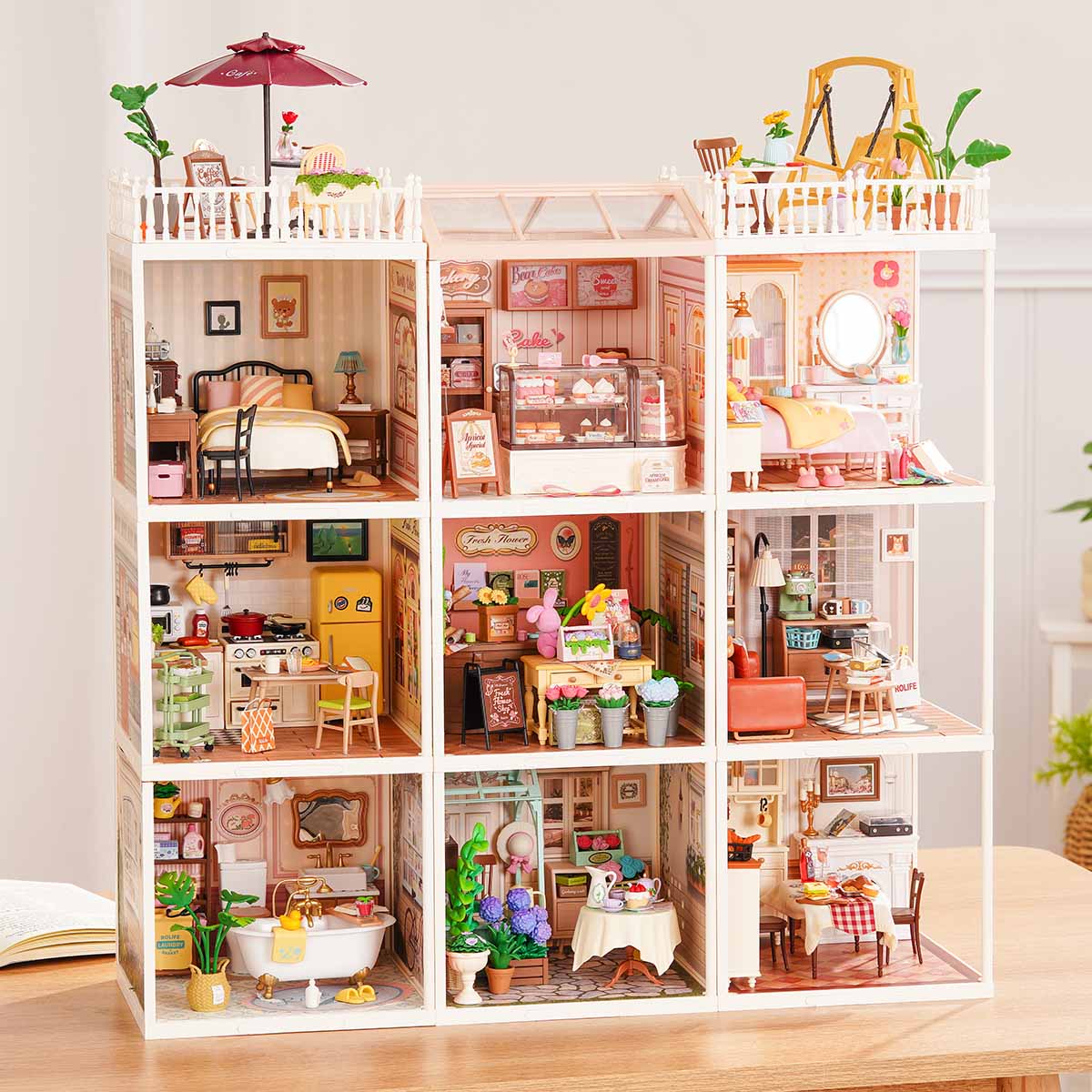 Rolife Super Creator 9 en 1, affichage combiné de maison miniature à neuf grilles sur une table