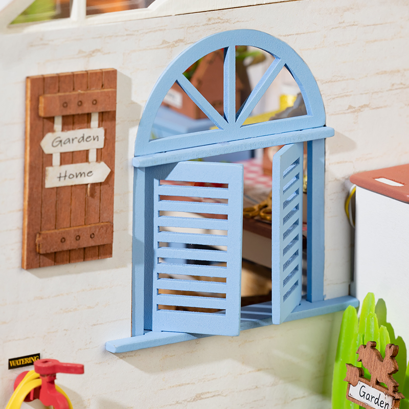Rolife Miniature House - Dreamy Garden House DG163 détail de la porte bleue en gros plan