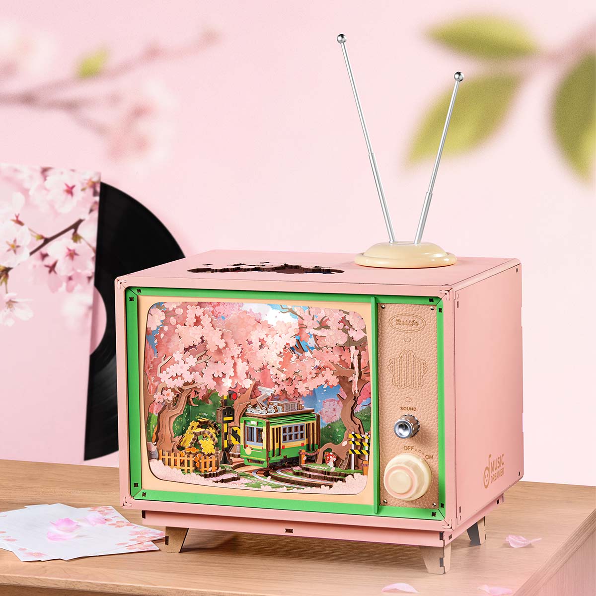 Rolife Sakura Dreamy Tour AMT02 bo?te à musique télévision dans une scène de table rose