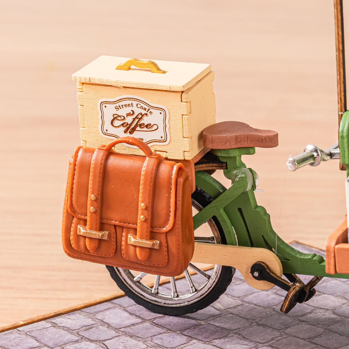 Chariot à café aromatique DG182, gros plan sur la bo?te latérale du vélo et les détails du sac en cuir