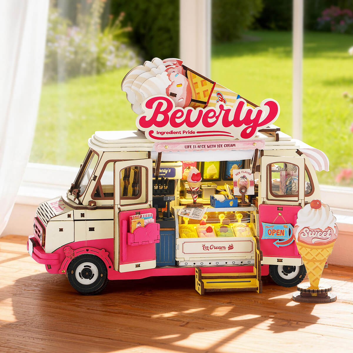 Scène de rue Beverly's Ice Cream Truck TGS06 avec fenêtre de service ouverte et affichage de c?nes