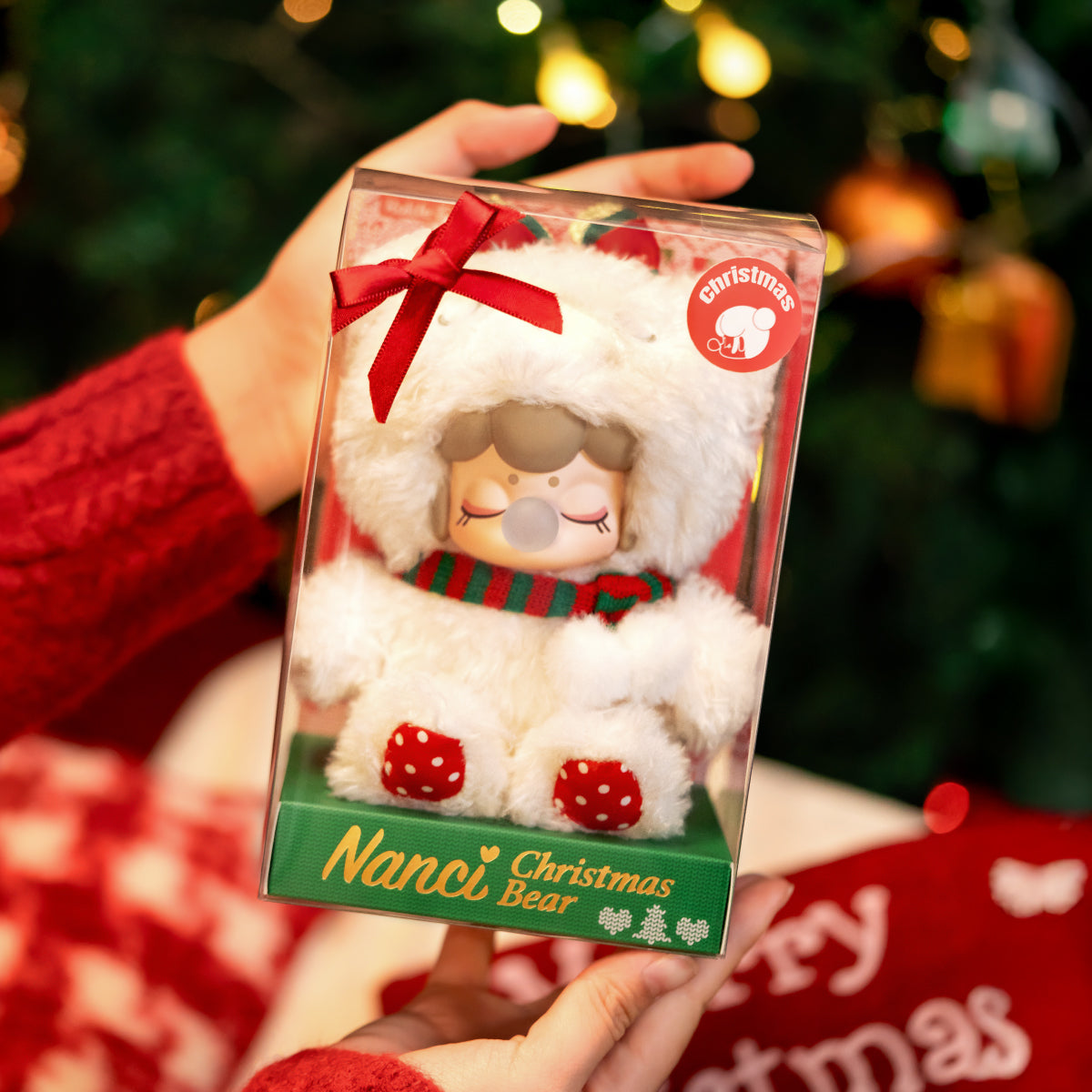 Nanci Christmas Bear pendentif en peluche paquet de produits tenu à la main