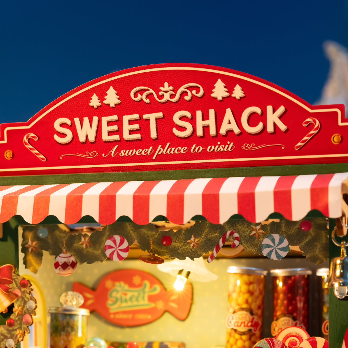 Stand de bonbons de No?l DS043 gros plan sur le panneau Sweet Shack et les détails de l'auvent en canne à sucre