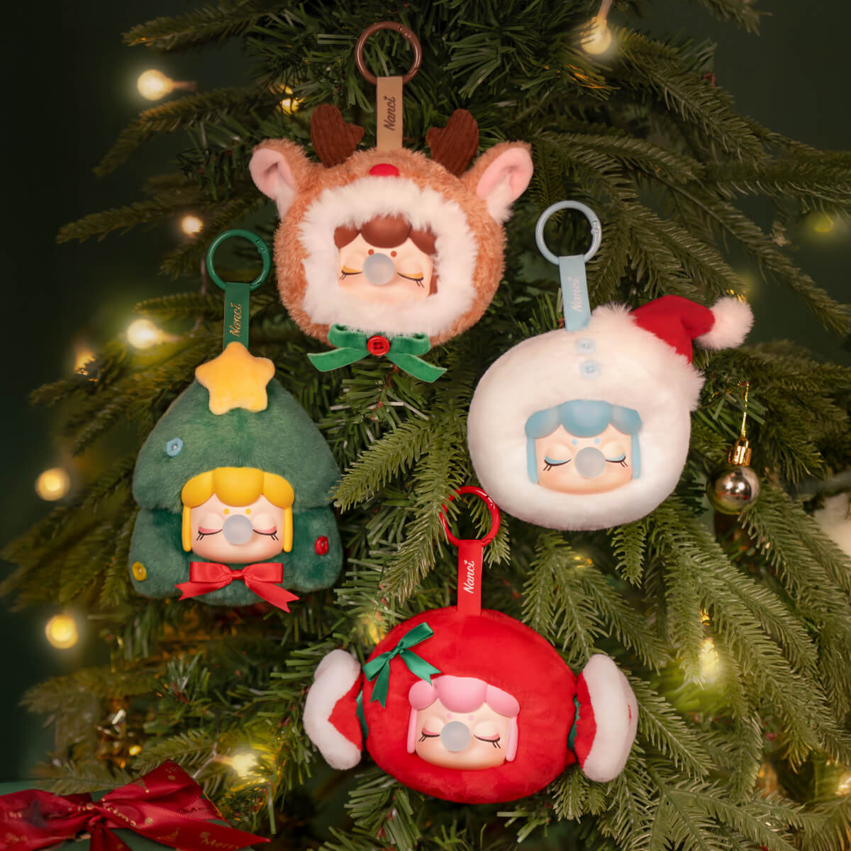 Collection d'ornements de cadeaux de No?l Nanci accrochés à un arbre de No?l