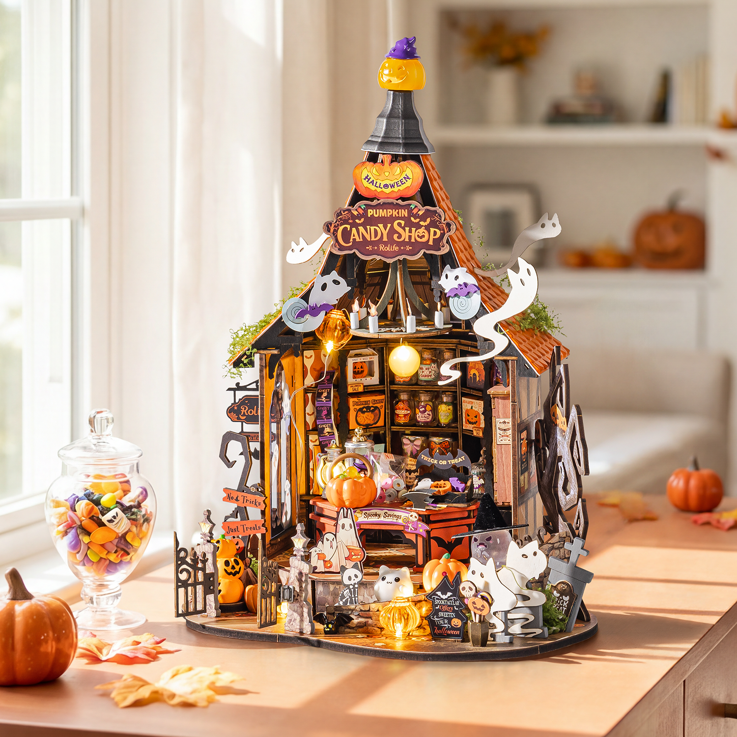 Rolife Haunted Candy House Halloween affichage miniature par une fenêtre lumineuse