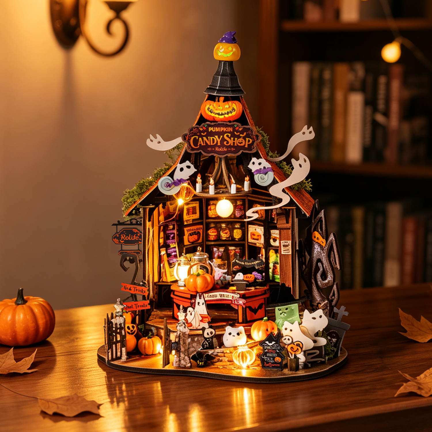 Rolife Haunted Candy House a illuminé la scène du magasin de bonbons d'Halloween sur une table