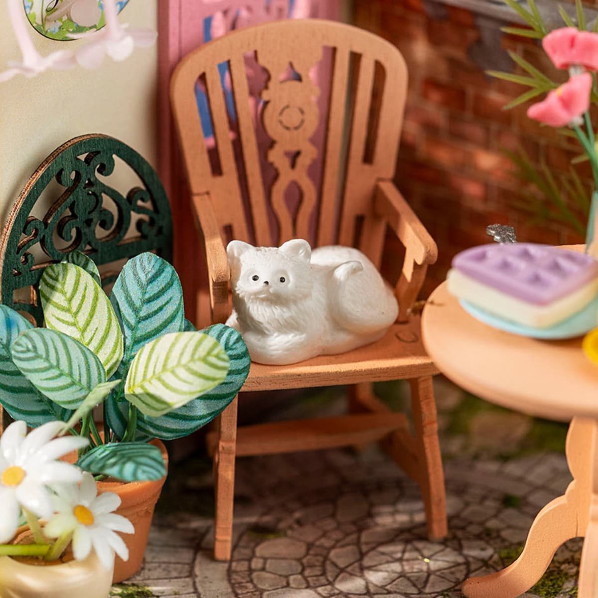 Rolife DIY Miniature House - Fancy Tea Yard DS038 chaise et détail de chat en gros plan