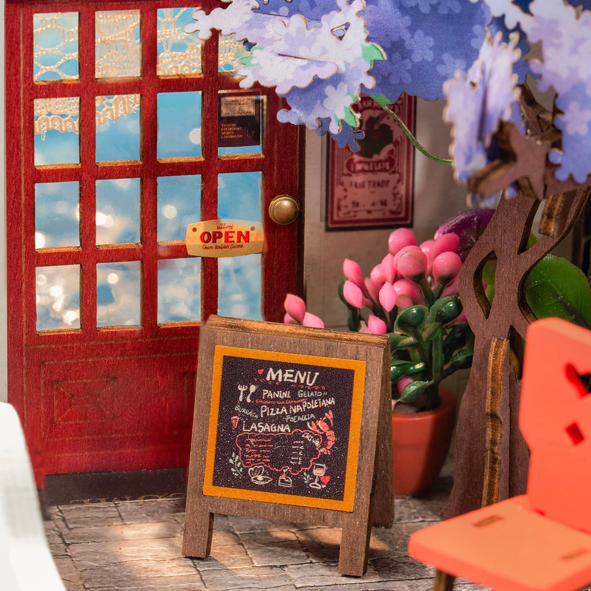 Rolife DIY Miniature House - Sea Holiday Restaurant DS039 gros plan sur la porte et le tableau de menu
