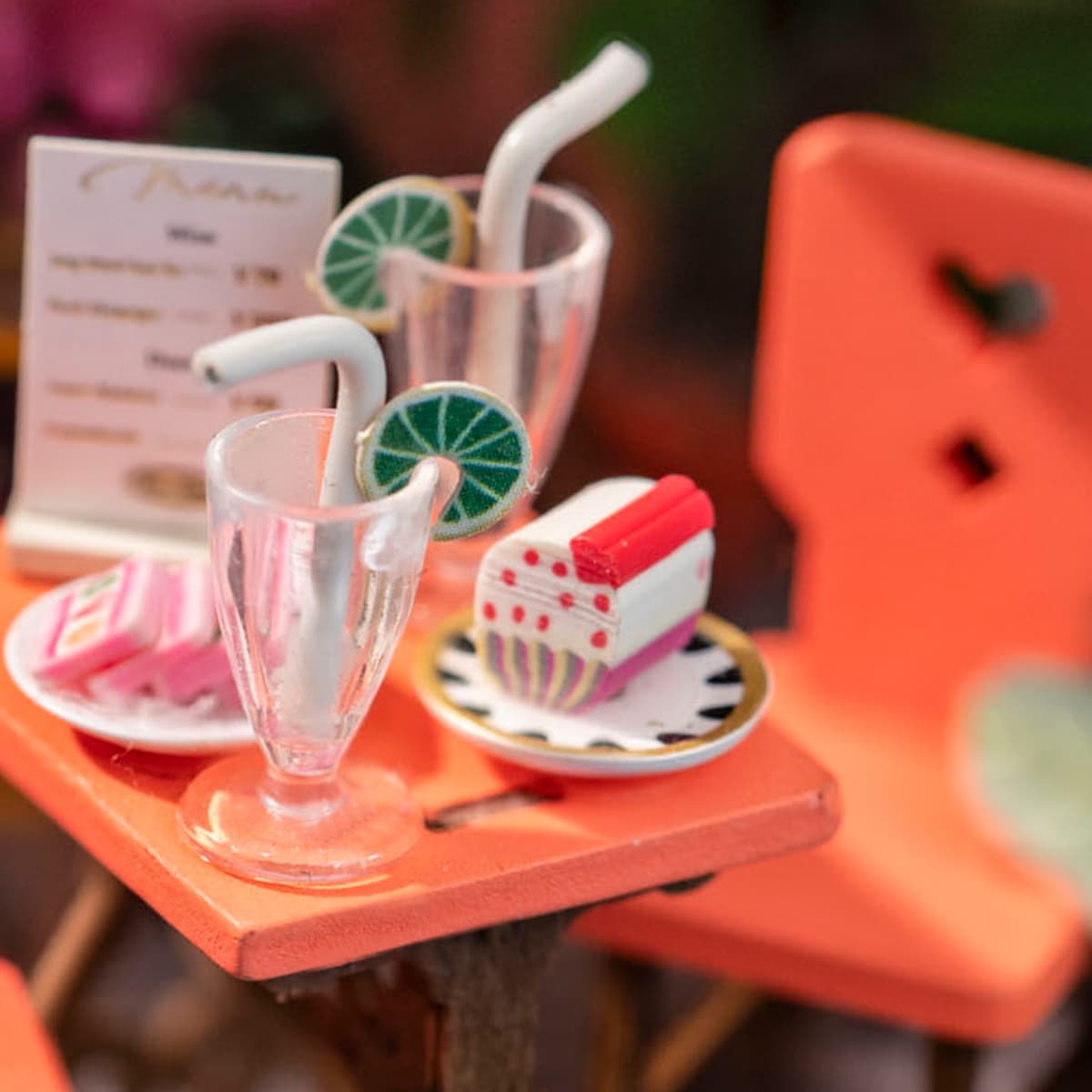 Rolife DIY Miniature House - Sea Holiday Restaurant DS039 table de desserts et de boissons en gros plan