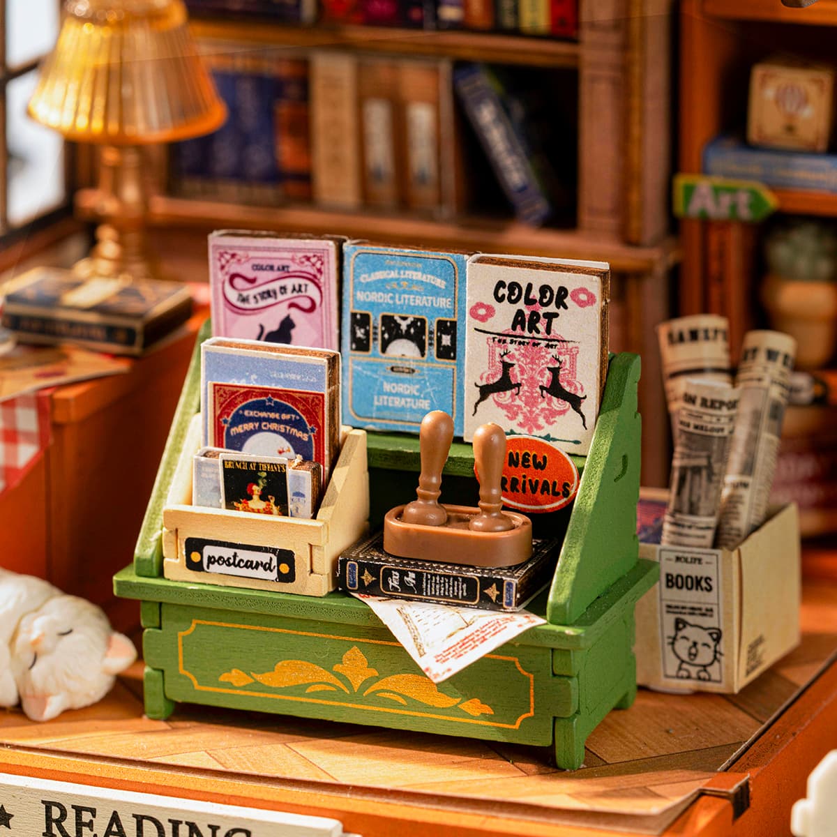 Rolife DIY Miniature House - The Muse Bookshop DS040 bibliothèque et accessoires de lecture en gros plan