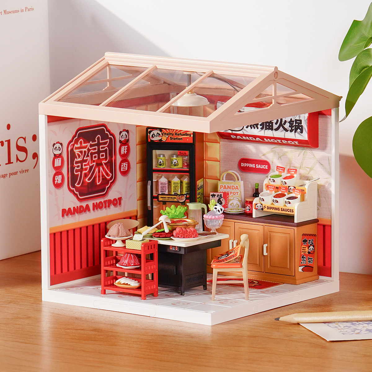 Salle miniature Rolife Panda Hot Pot DW020 dans une scène de maison sur table