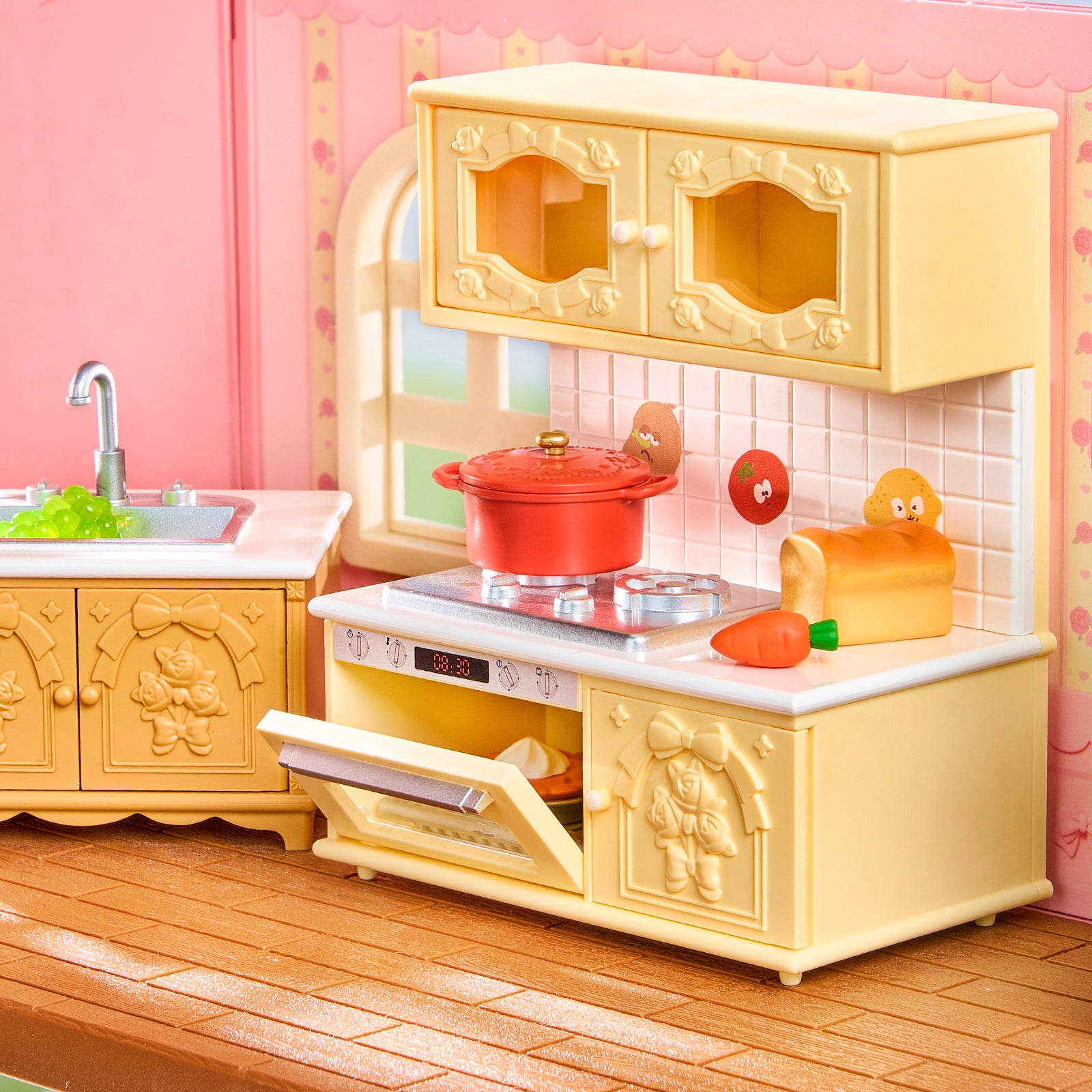 Détail de cuisine Rolife Fairy Rose Cottage HH001 avec armoires jaunes, évier, cuisinière, casserole et accessoires alimentaires.