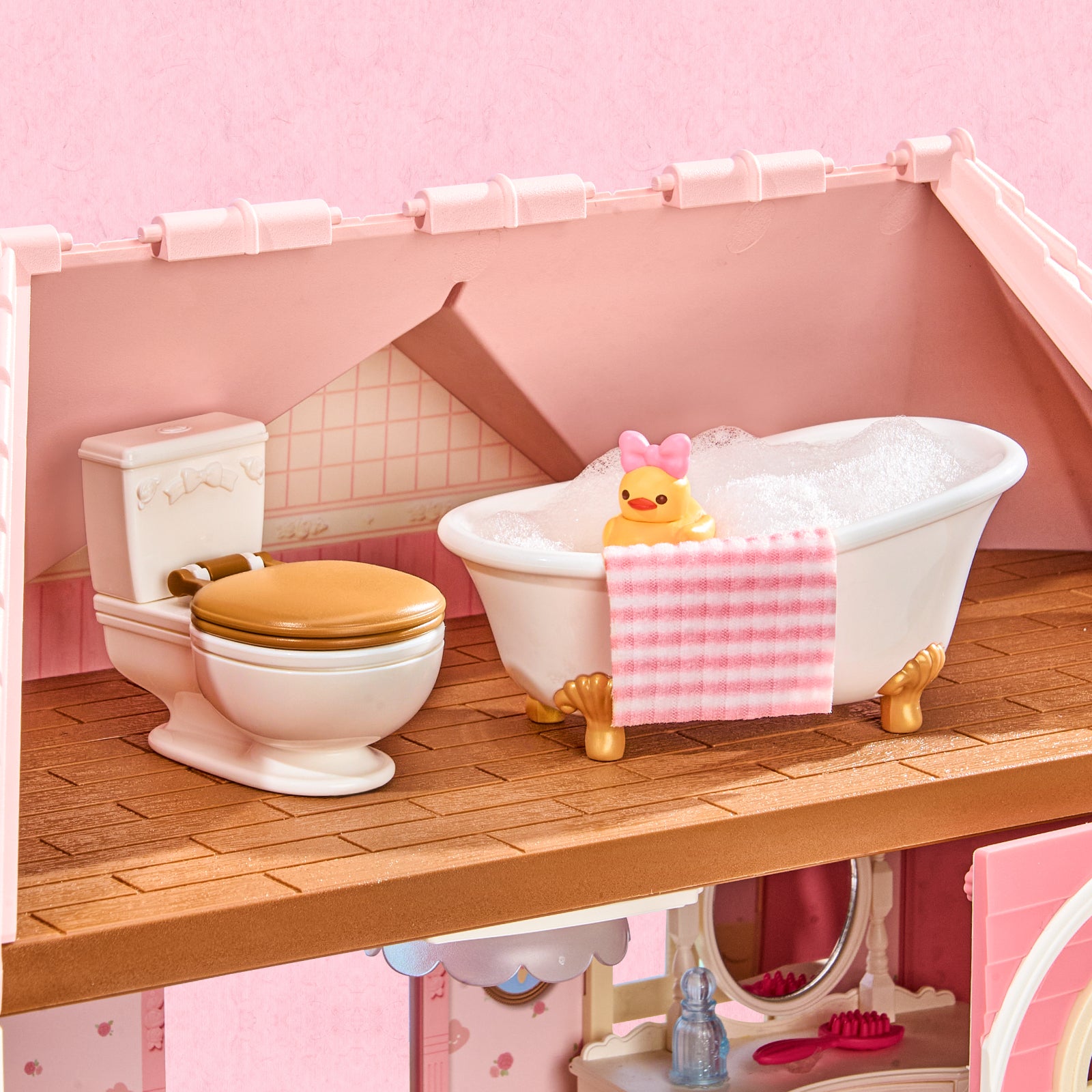 Détail de salle de bain Rolife Fairy Rose Cottage HH001 avec baignoire, toilettes, serviette et décor de canard.