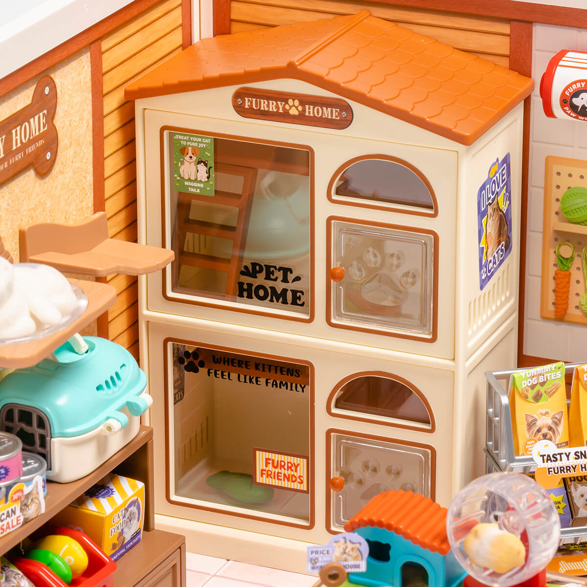Fa?ade avant de Furry Friends Home DW027 avec chambres pour animaux de compagnie et aire de jeux