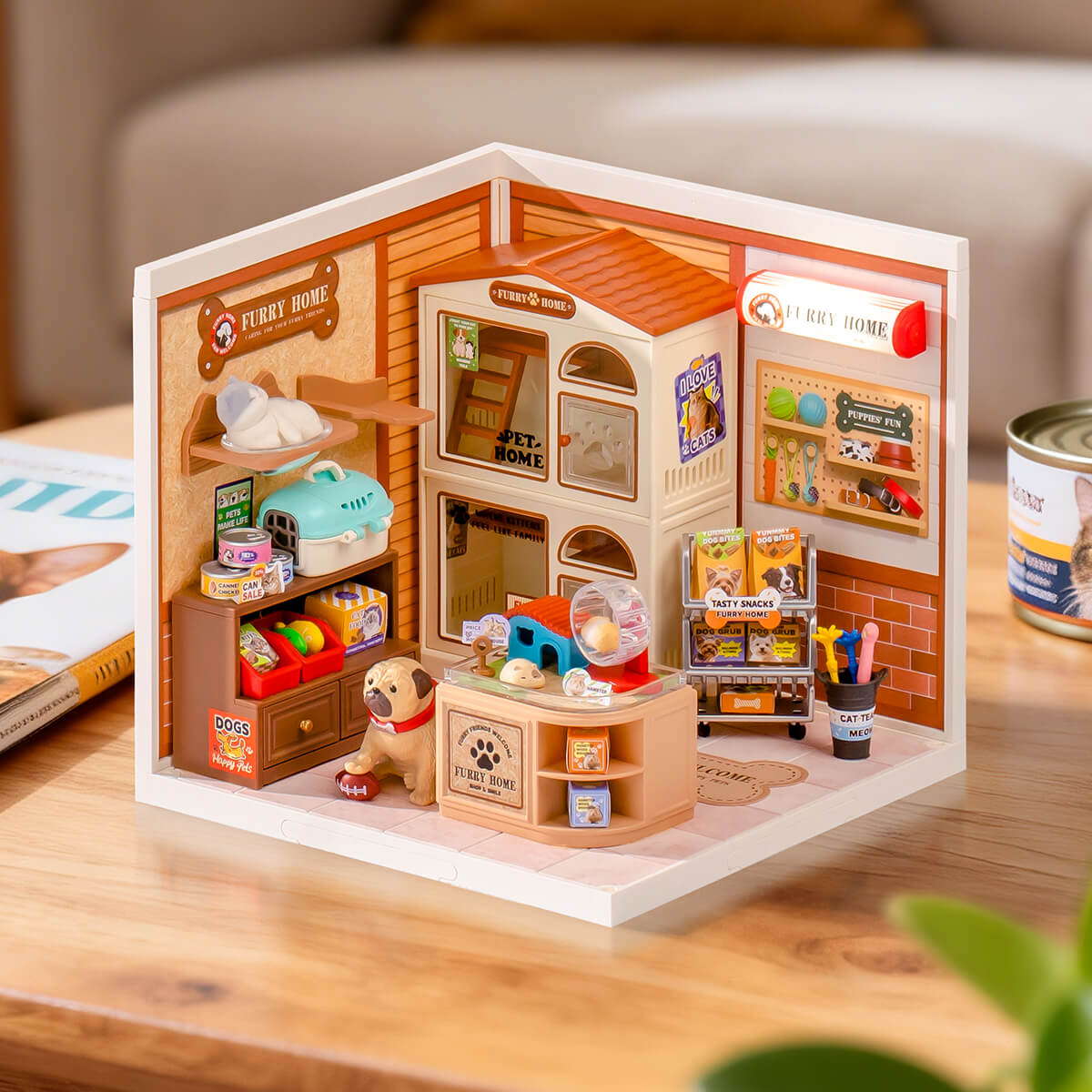 Chambre miniature pour animaux de compagnie Furry Friends' Home exposée avec un décor de table doux