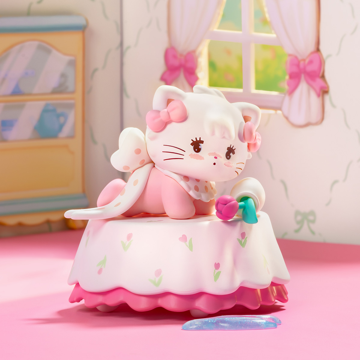 Figurine Mikko Babies Little World Trouble Maker assise dans une scène de pièce rose