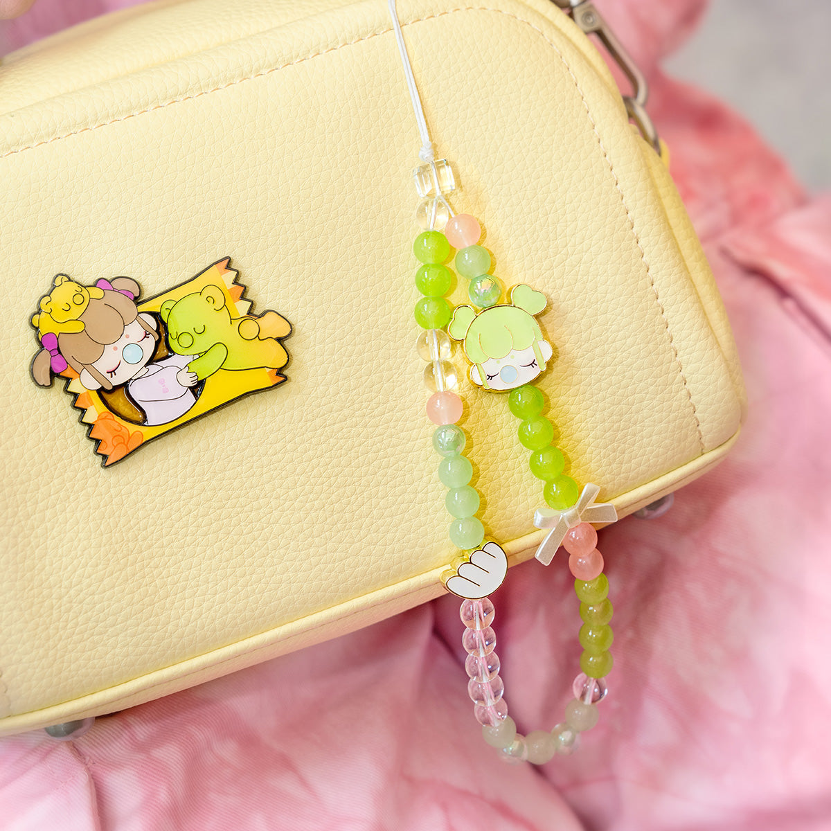 Cordon de téléphone Nanci Sweet Time suspendu à un sac à main jaune