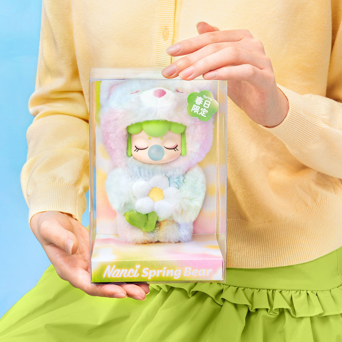 Rolife Nanci Spring Bear MN003 emballage pendentif en peluche tenu en main.