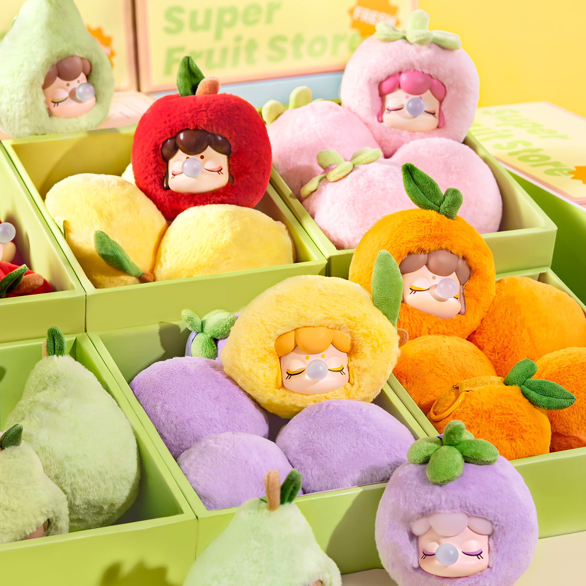 Présentoir de la collection complète Nanci Fruit Mood niché parmi des accessoires de fruits colorés