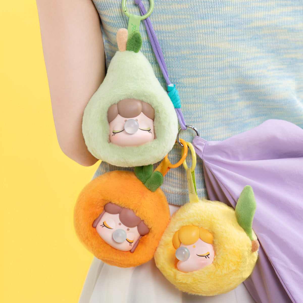 Pendentifs en peluche Nanci Fruit Mood accrochés ensemble comme breloques de sac