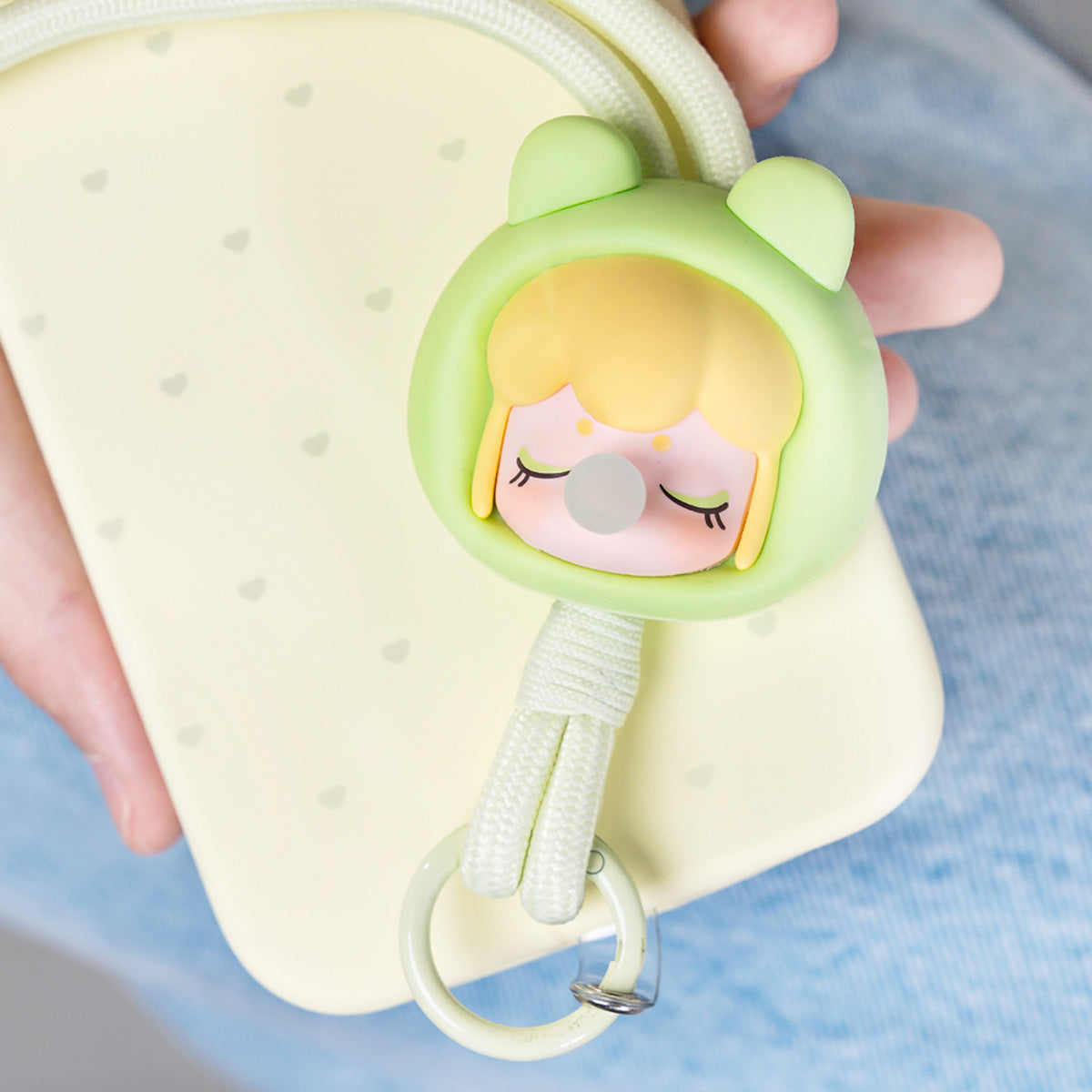Cha?ne de téléphone avocat Baby Nanci Fluffy Party attachée à un smartphone
