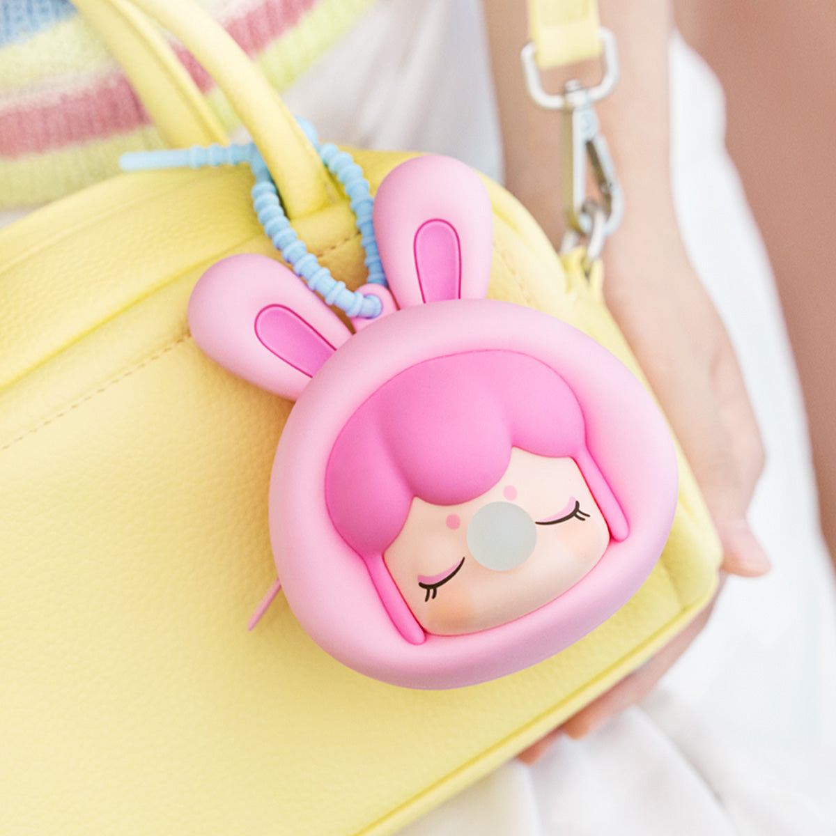 étui pour écouteurs Baby Nanci Fluffy Party suspendu à un sac à main jaune