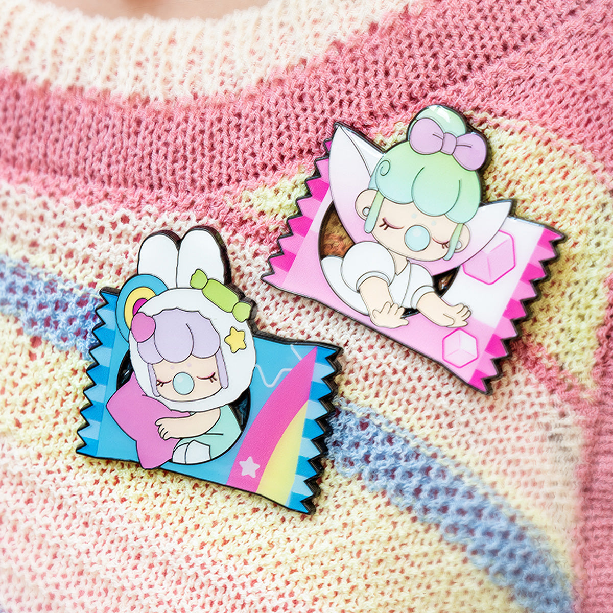 Badges Nanci Sweet Time stylisés sur tissu tricoté