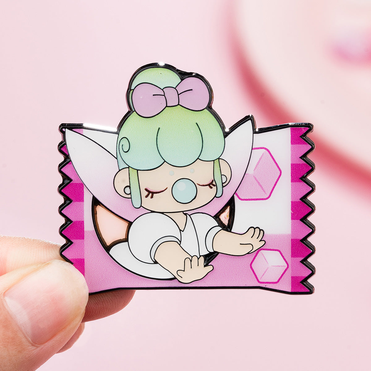 Nanci Sweet Time présente un badge tenu en main en gros plan