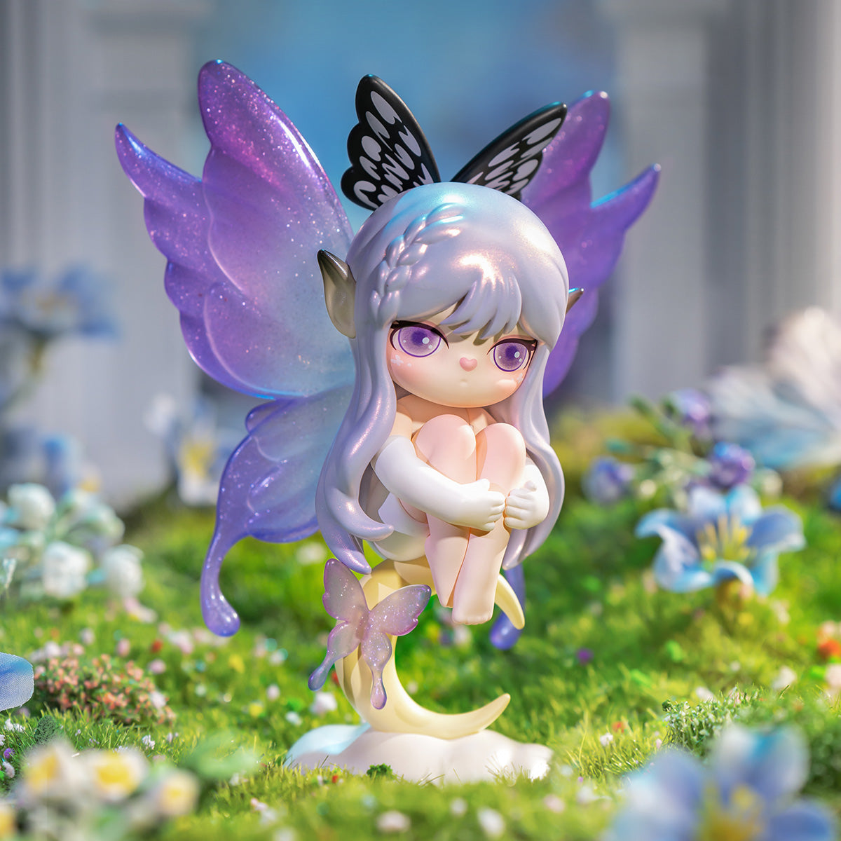 Figurine féerique Suri Mystery Castle SLXX dans une scène de jardin fantastique