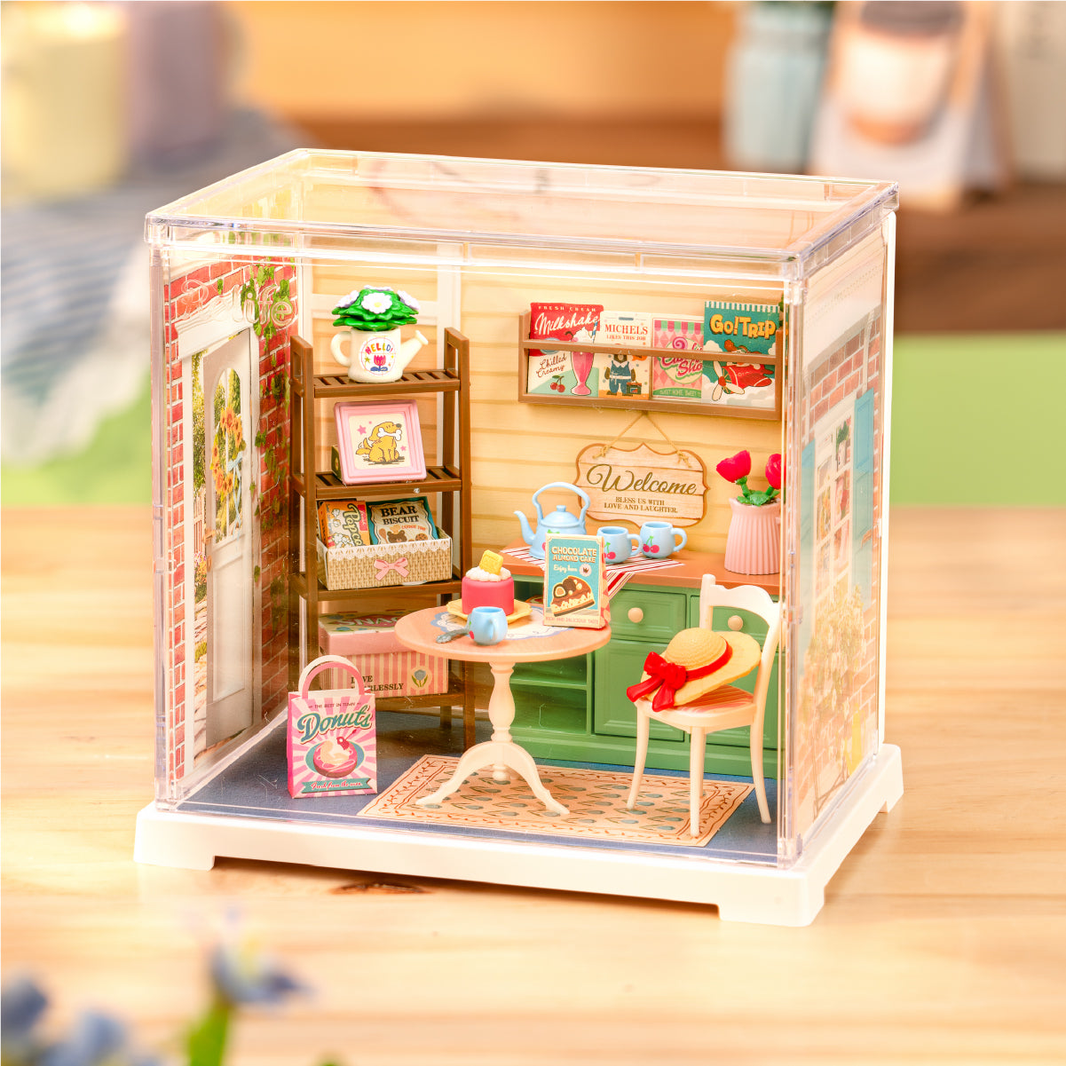 Rolife Sunshine Sip Porch DWS07B pièce miniature dans une scène de maison avec cache-poussière