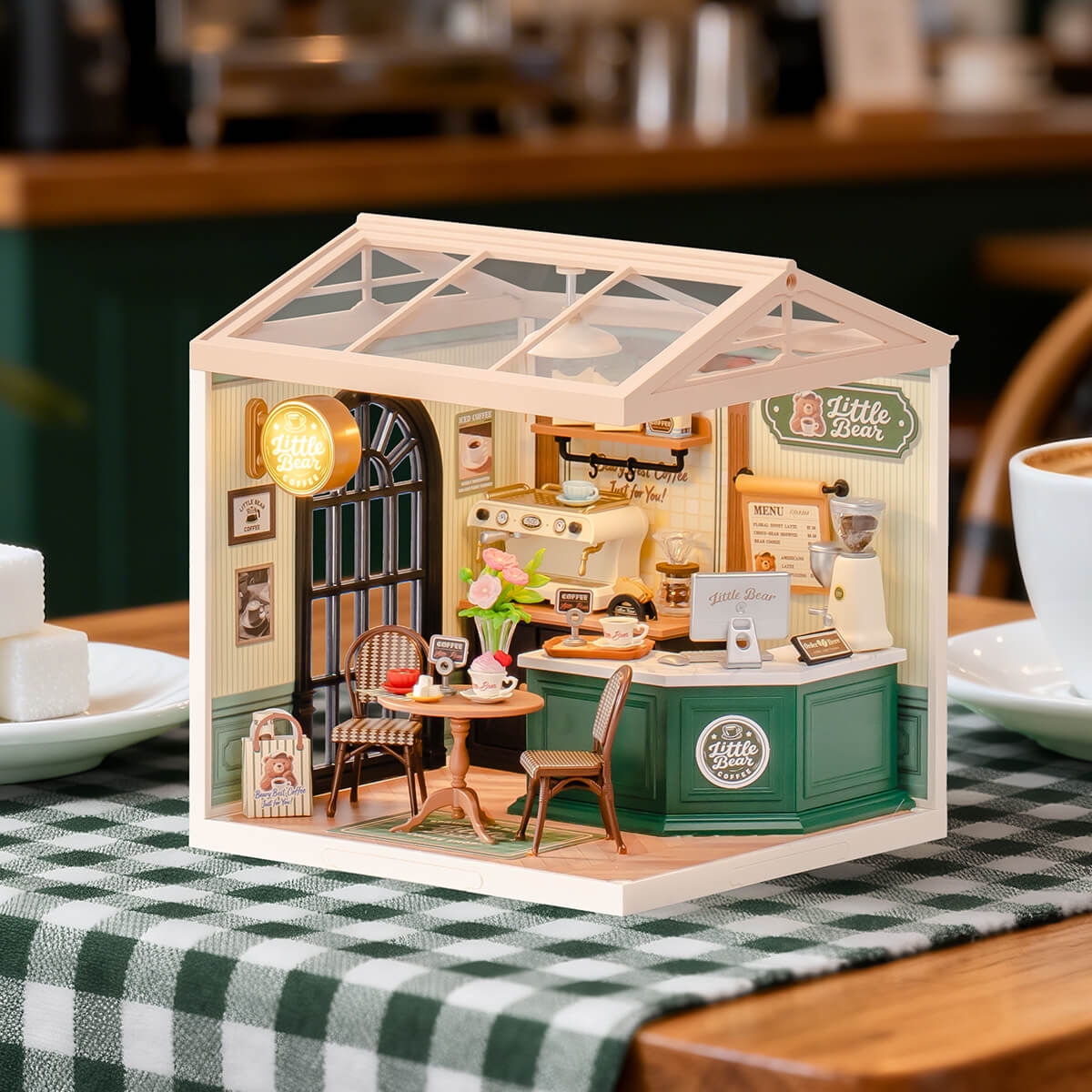 Scène de table Perfect Romance Cafe DW028 avec chaises, fleurs et comptoir à café