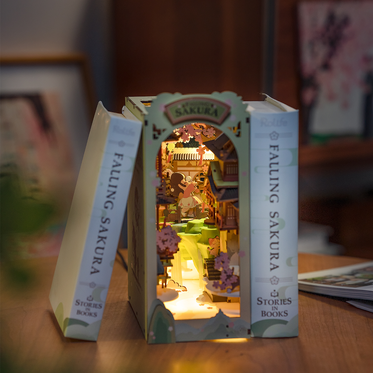 Rolife DIY Book Nook Kit – Falling Sakura TGB05 Regaldisplay-Szene