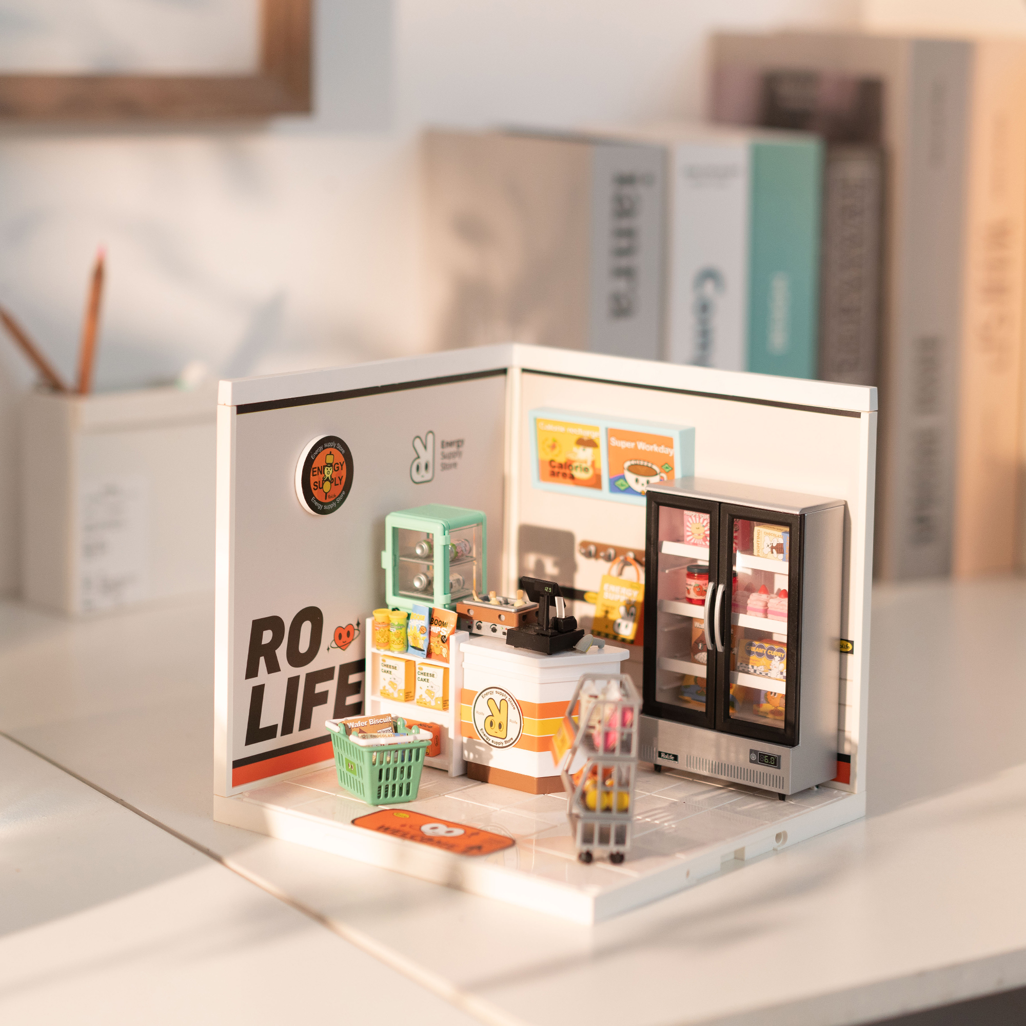 Rolife Energy Supply Store Super Creator Miniaturhaus DW002, Tischdisplay, Szene aus einem anderen Blickwinkel