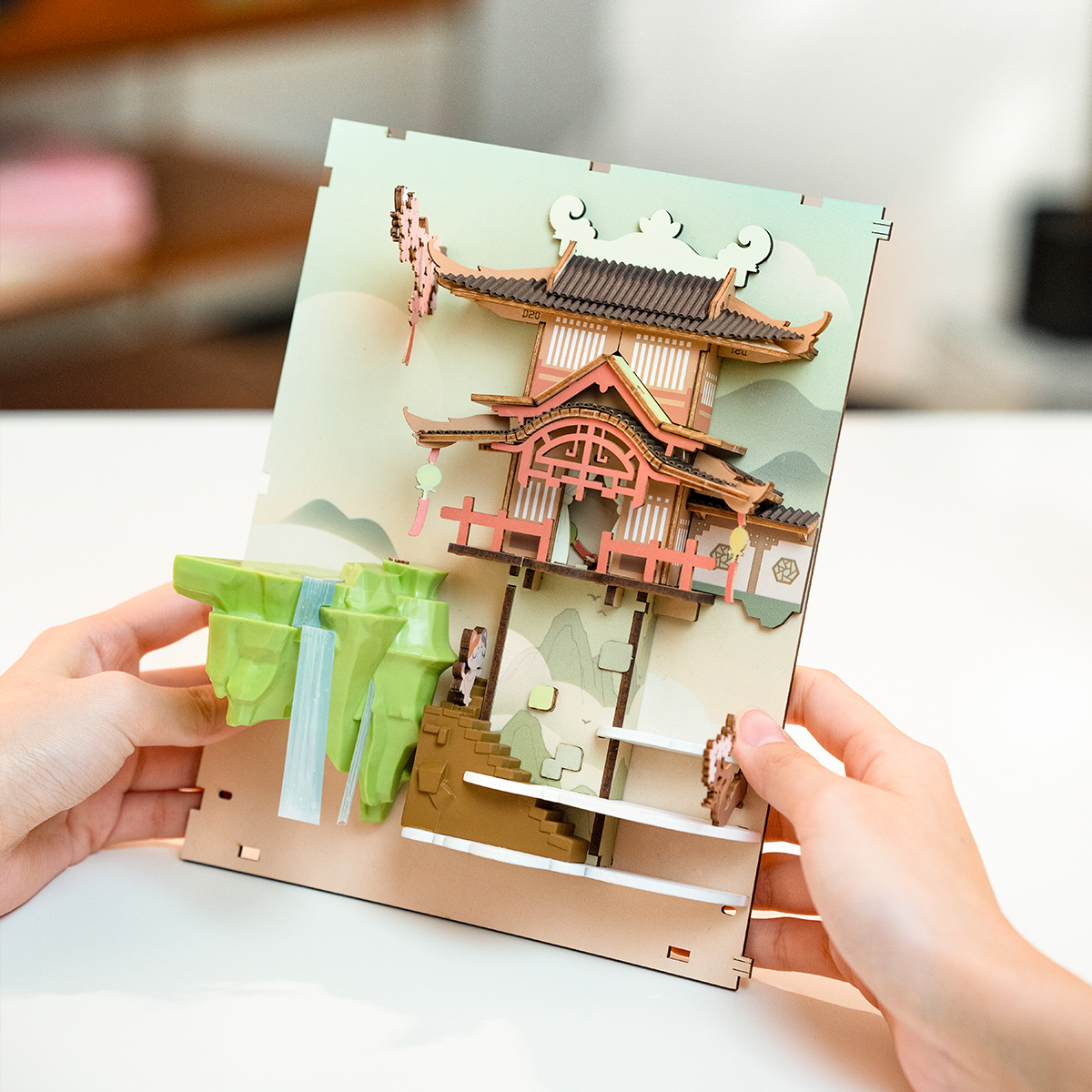 Rolife DIY Book Nook Kit – Grafik im Falling Sakura TGB05-Format mit den abgebildeten Maßen 6,3 x 9,1 x 2,6 Zoll