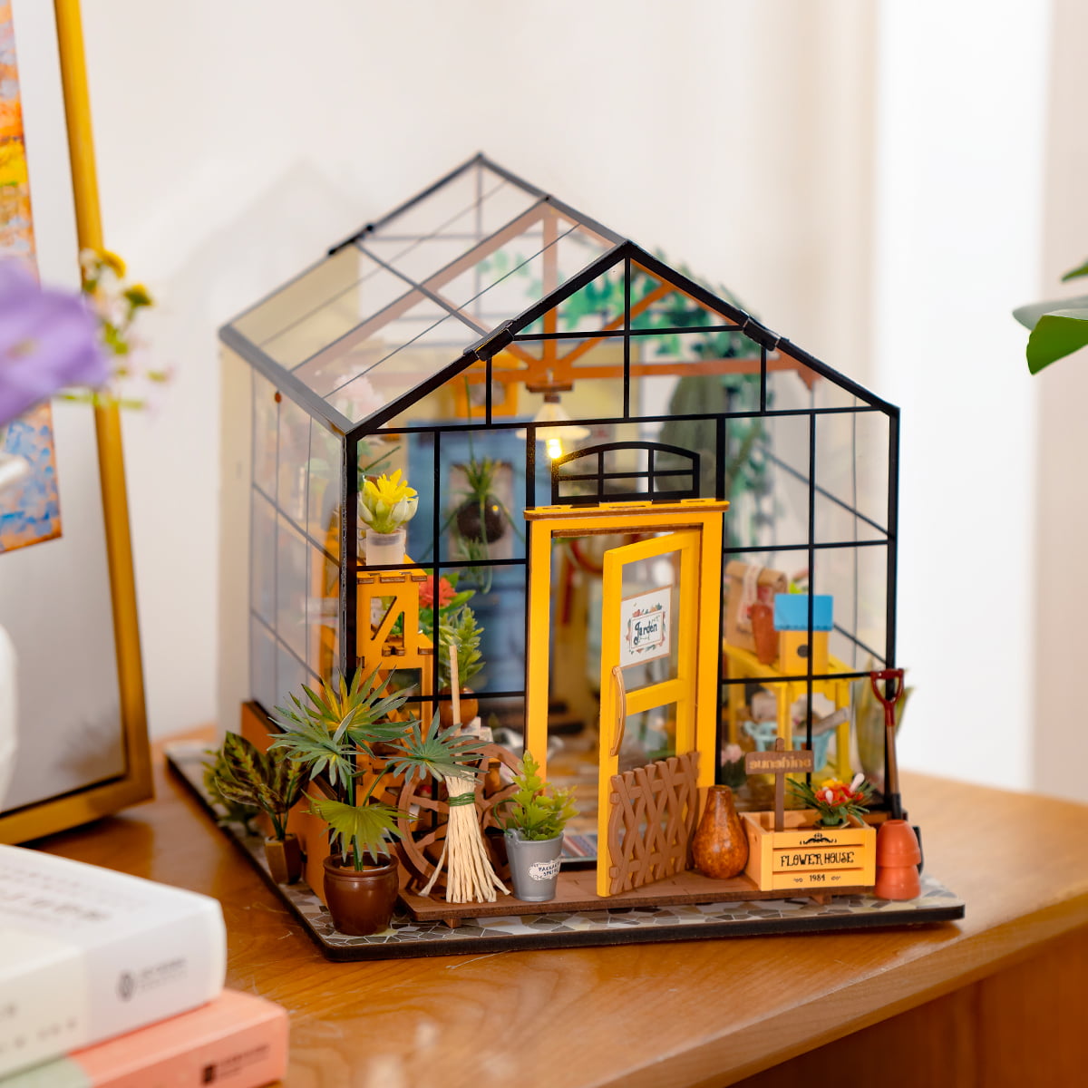 Rolife DIY-Miniaturhaus - Cathy's Flower House DG104 TISCHDISPLAY-SZENE