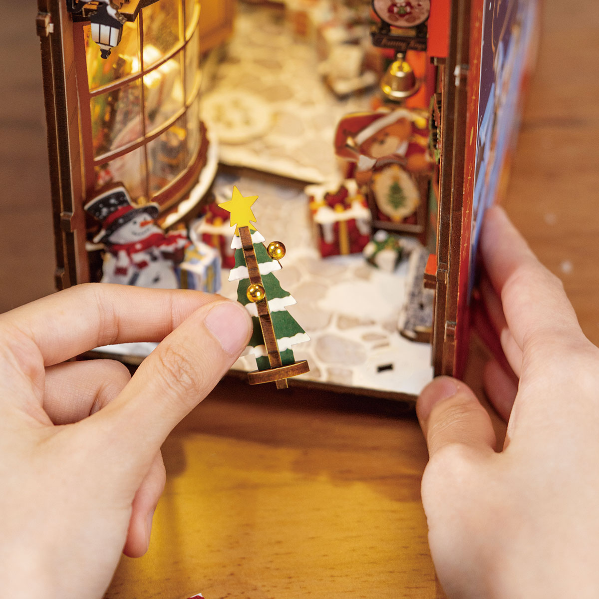 Rolife DIY Book Nook Kit – Christmas Street TGC06, Galeriebild 5