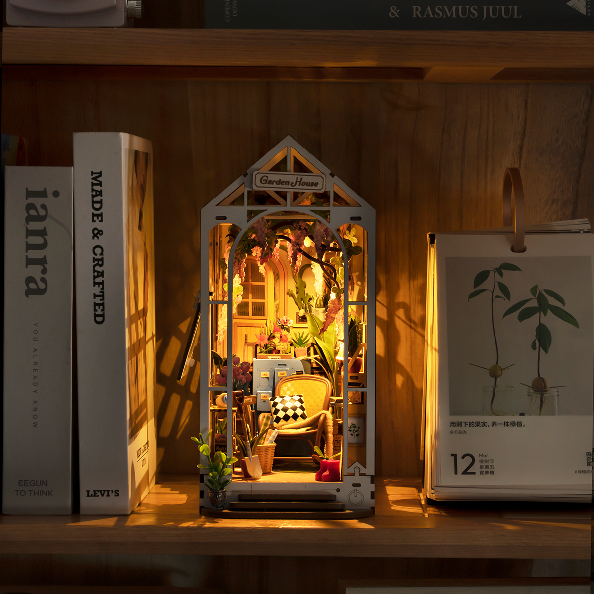 Rolife DIY Book Nook Kit - Holiday Garden House TGB06 Warm Regal Display Szene