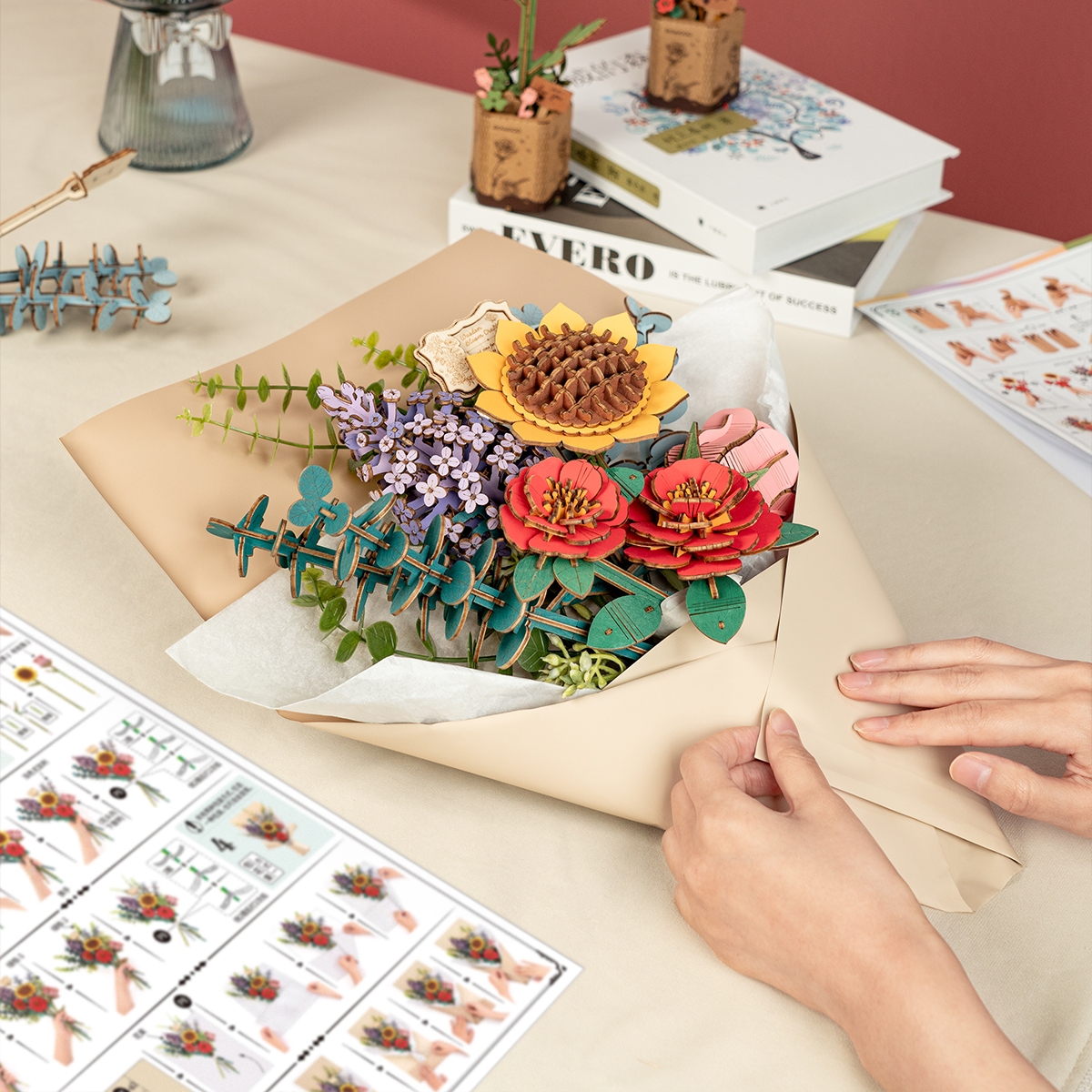 Rowood 3D-Holzpuzzle – Blumenstrauß aus Holz TW01H, Szene zum Zusammenbau eines Blumenstraußes mit Anleitung