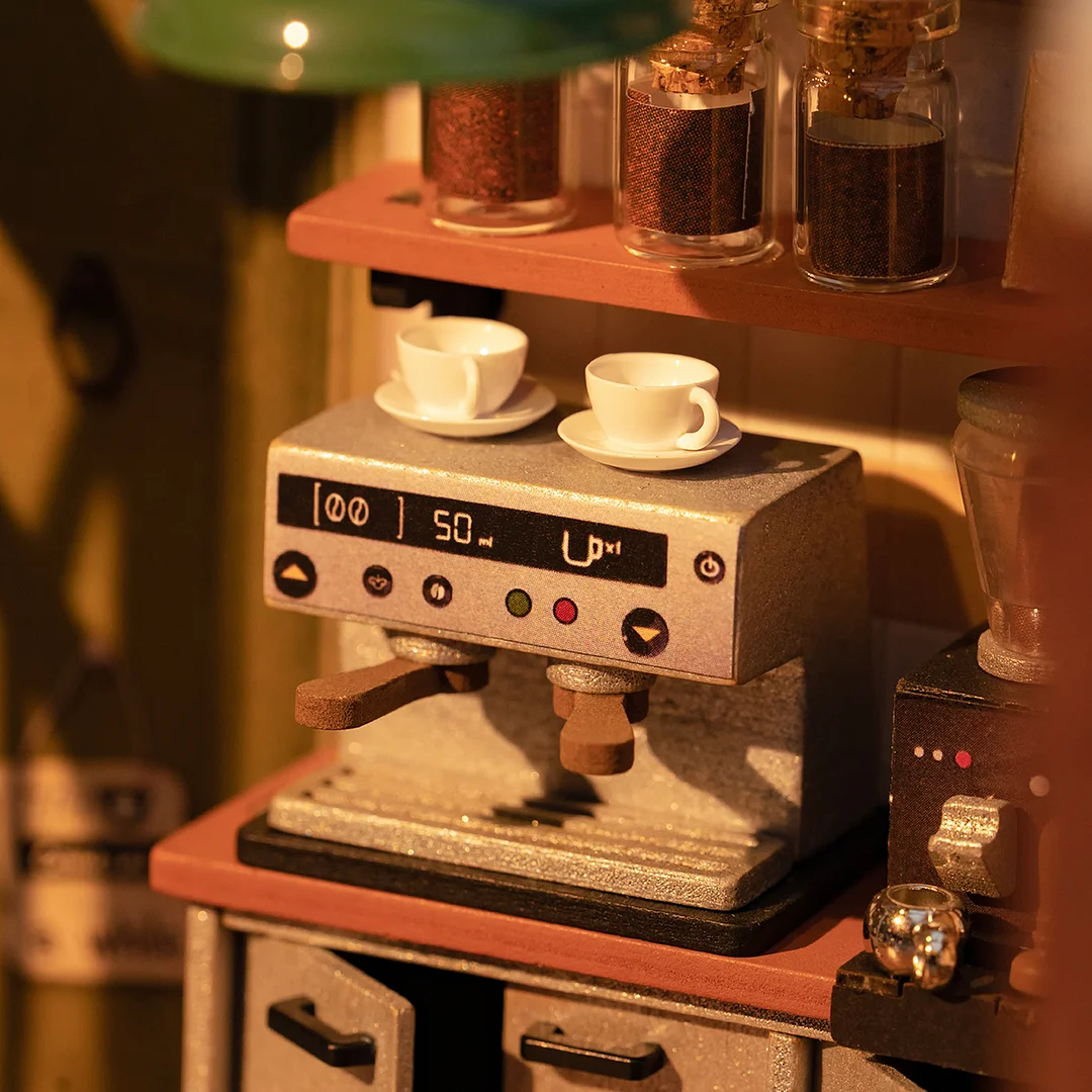 Rolife DIY-Miniaturhaus – Flavoury Cafe DG162 Kaffeemaschine und Thekendetail in Nahaufnahme
