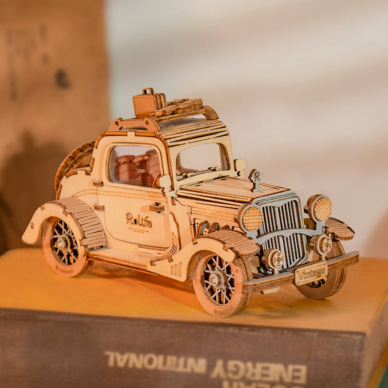 Rolife Vintage Car TG504 Holzpuzzle auf gestapelten Büchern