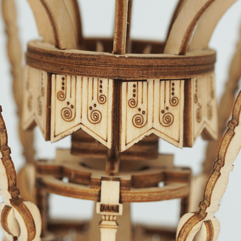 Nahaufnahme von Rolife Hot Air Balloon-Korbbesatz und hängenden Quastendetails