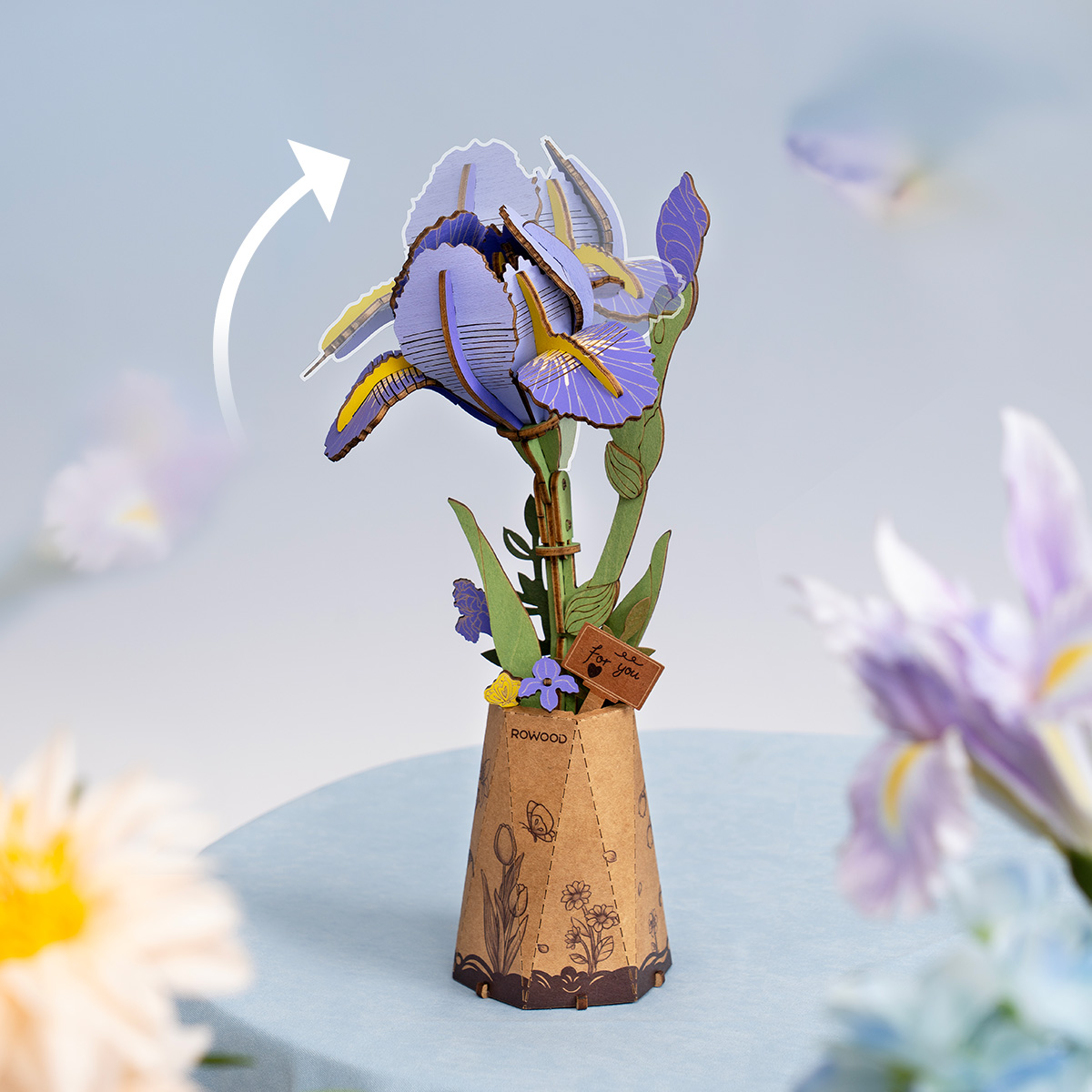 Purple Iris TW121 Montageszene mit Händen, die die Holzblume arrangiert
