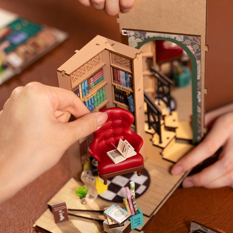 Rolife DIY Book Nook Kit – Buchhandlung TGB07 praktische Montageszene mit Stuhl