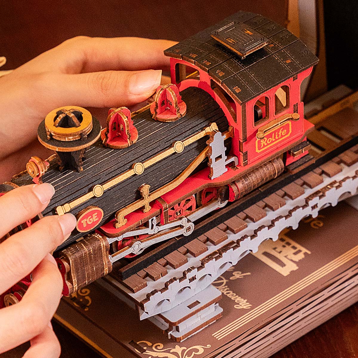 Rolife DIY Book Nook Kit – Century Train TGE01 Galeriebild 4