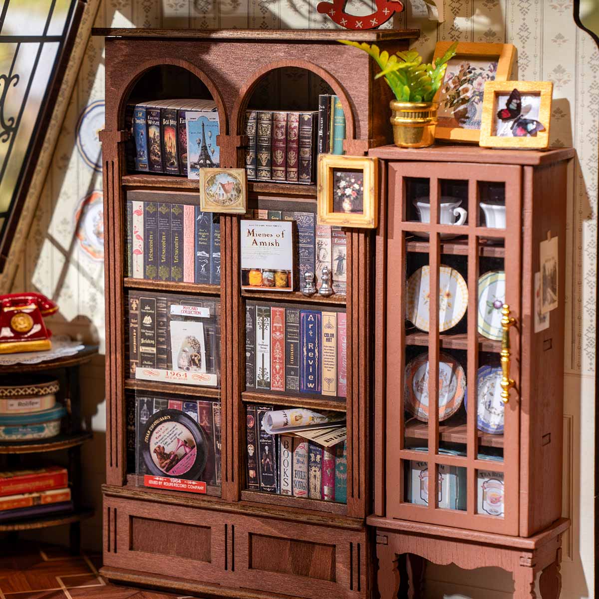 Catherine's Living Room DG175 Nahaufnahme des Retro-Bücherregals und der Aufbewahrungsdetails