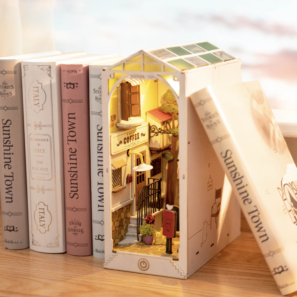 Rolife DIY Book Nook Kit Sunshine Town TGB02 abgewinkelte Bücherregal-Anzeigeszene