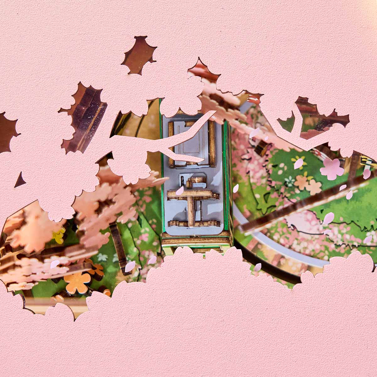 interne Szene und Gleislayout „Sakura Dreamy Tour“ auf rosa Hintergrund.